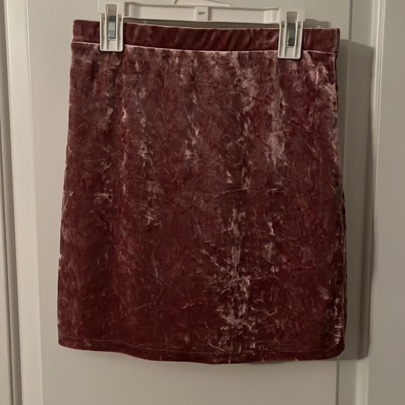 Forever 21 velvet, pink miniskirt, size medium. - Picture 4 of 7